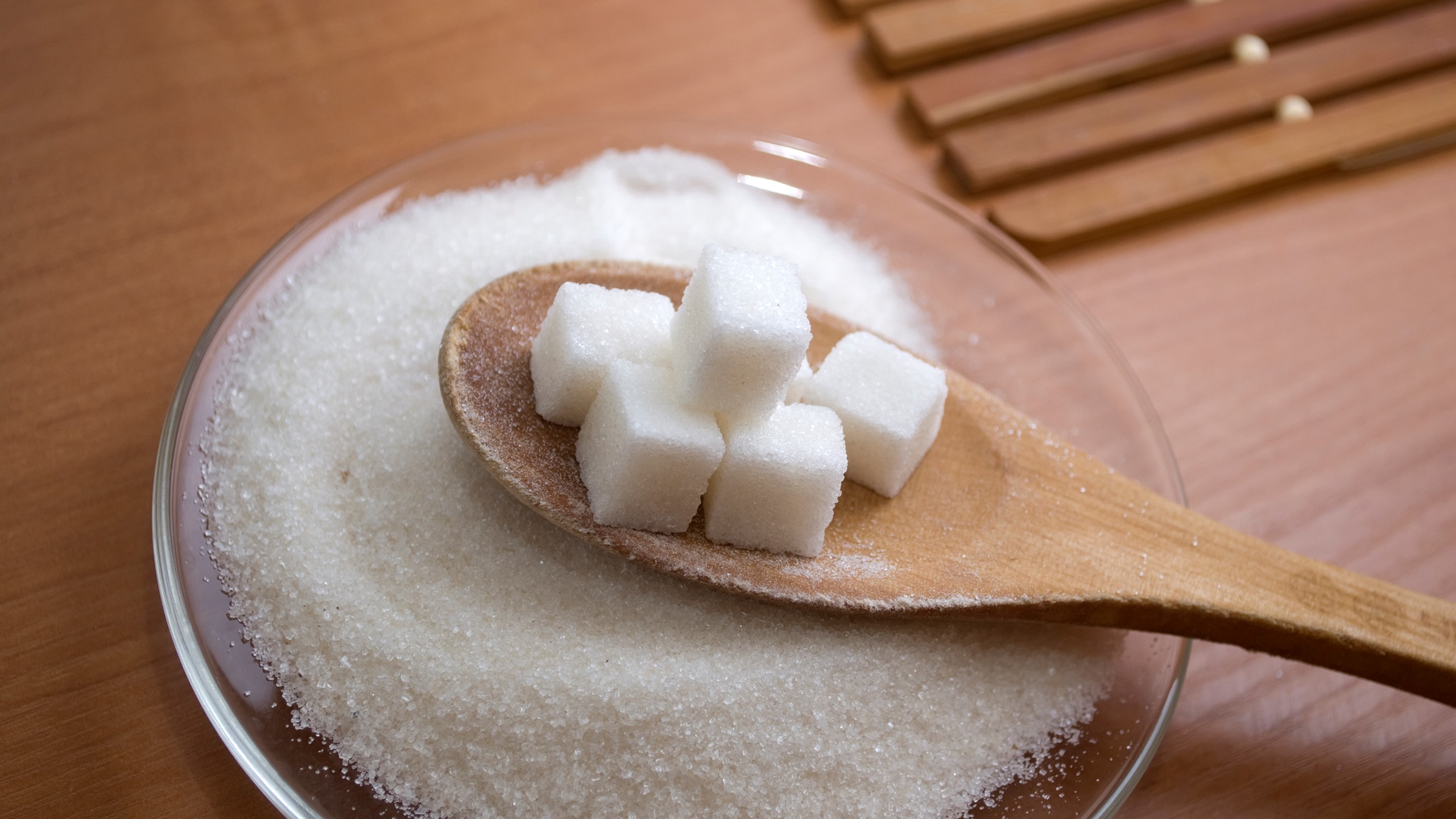 Виробники харчової продукції закликають владу негайно знизити імпортне мито на цукор, щоб зупинити зростання цін